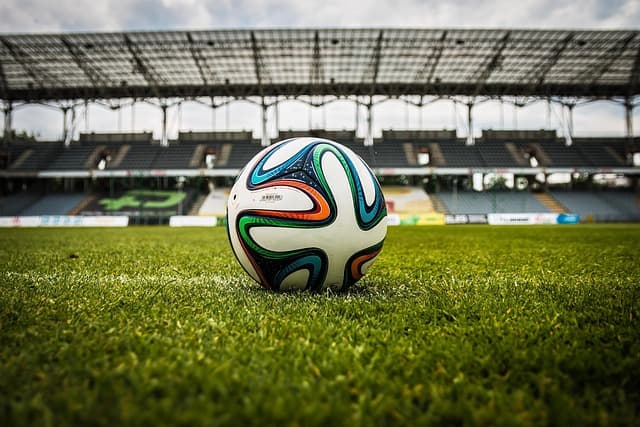 Torcedores vibrando em um estádio de futebol